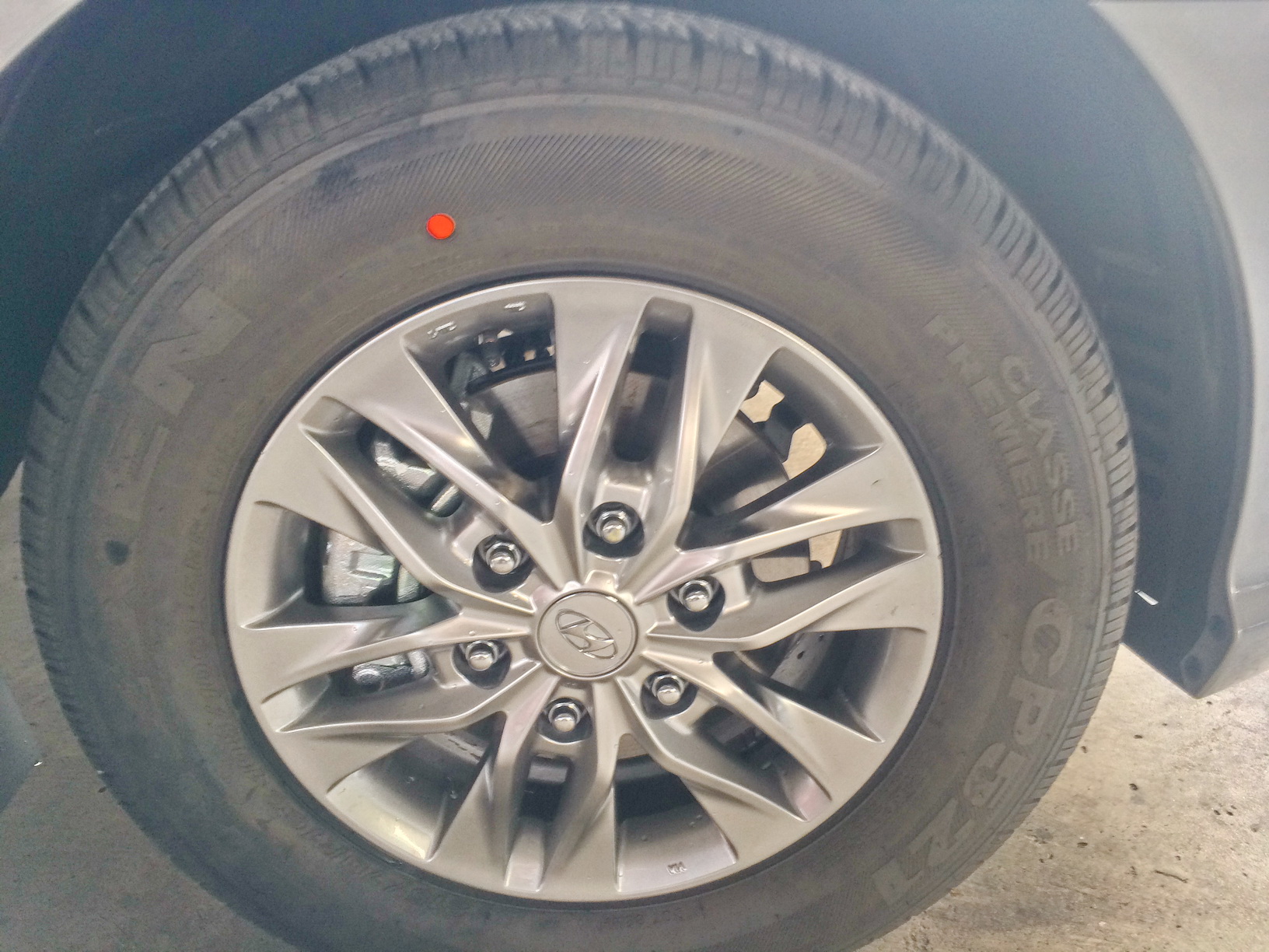 2014-Hyundai-H1-Deluxe-rims and wheels