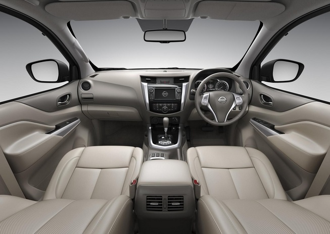 2015-Nissan-Navara-NP300-interior-side